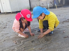 泥遊びをする幼児