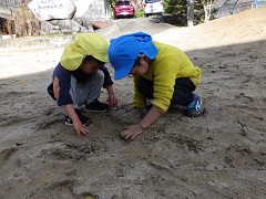 泥遊びをする幼児