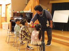 お楽しみ会で質問をする幼児