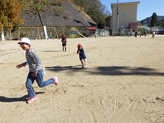 しっぽ取りをする幼児と児童