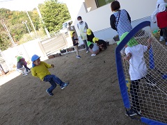 サッカーをする子どもたち