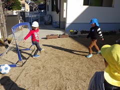 サッカーをする子どもたち