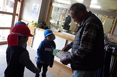 公民館長さんに手紙を渡す幼児