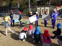 小学生から焼き芋の作り方を聞く