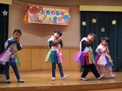 アロハを踊る幼児