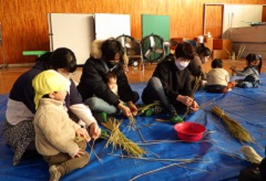 しめ縄飾りを作る幼児と保護者