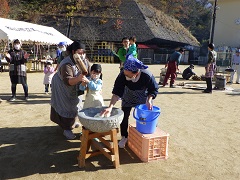 もちつきをする幼児と保護者