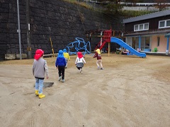 鬼ごっこで走る幼児の後ろ姿