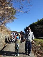 親子で一緒に山道を歩く