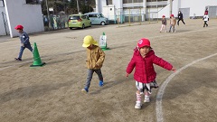 マラソンをする幼児