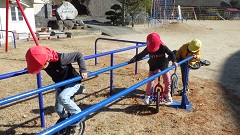 一輪車に挑戦する幼児たち