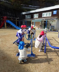 一輪車に乗る幼児と教えてくれる小学生