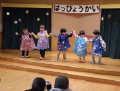 踊りをおどる幼児たち