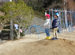 たこあげ・土山で風を待つ幼児