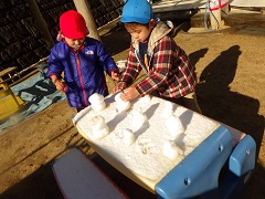 雪だるまを作る幼児