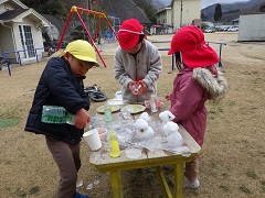 色付き氷で遊ぶ幼児