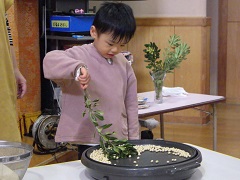 トベラの葉で豆煎りをする