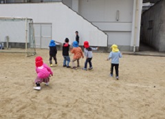 だるまさんがころんだをする幼児