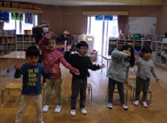 防災ダックを踊る幼児