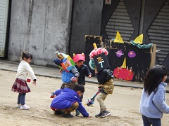 豆まきを楽しむ幼児