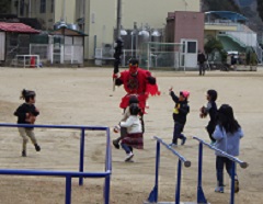 赤鬼が来て、豆まきをする幼児