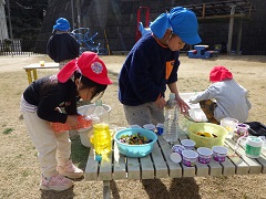 氷作りをする幼児