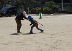 小学生としっぽ取りをする幼児