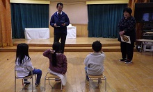 園長先生の話を聞く幼児