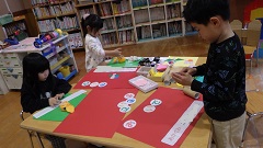 思い出の表紙を作る幼児