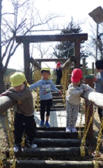 吊り橋を渡る幼児