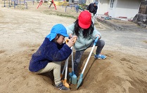 スコップで穴を掘る幼児