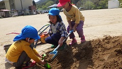 土山で遊ぶ