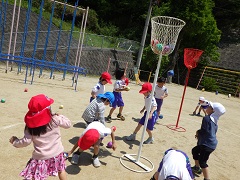 小学生と玉入れ