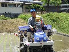 田植え機に乗る