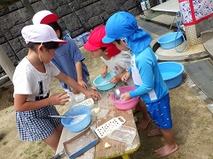 2年生と一緒に石けんで遊ぶ