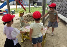 1年生とシャボン玉遊びをする3歳児