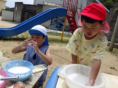 シャボン玉をする幼児と泡を混ぜる幼児