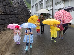 雨の中傘をさして歩く