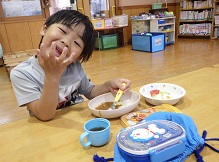 カレーを食べる