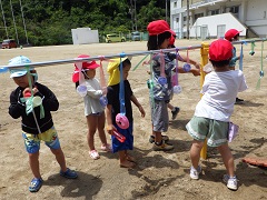 小学生と手作り的当てで遊ぶ