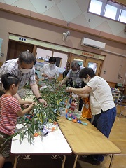 地域の方と七夕飾りをつける