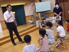 2学期始業式・園長先生の話を聞く