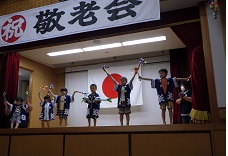 敬老会で踊る幼児