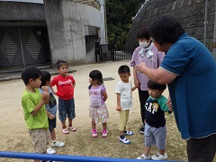 避難訓練で先生からお話を聞く様子