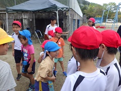 小学生と挨拶をかわす幼児