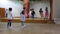 なかよし広場でダンスをする幼児の写真