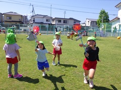 こいのぼりを持って遊ぶ幼児の写真