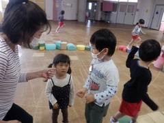 積み木で遊ぶ幼児の写真