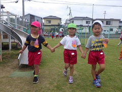 異年齢児で遊んでいる写真