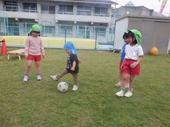 異年齢児で遊んでいる写真